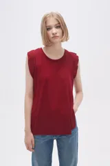 Remera sin mangas color bordó, de tejido acanalado con cuello redondo y corte holgado.