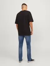 Jean azul de tiro bajo, corte slim fit, cinco bolsillos y cierre con botón.