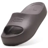 Sandalias tipo ojotas de goma color marrón topo, con plataforma alta y logo en relieve en la tira.