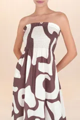 Vestido largo sin mangas, con escote recto y parte superior fruncida con elástico. Estampado abstracto en tonos marrón y blanco.