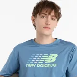 Remera celeste de hombre, marca New Balance, modelo Performance. Tiene mangas cortas y logo estampado en el pecho con diseño multicolor.