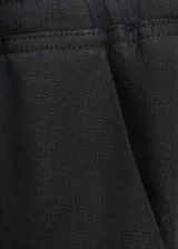 Pantalón negro de lino con cintura elástica y cordón ajustable.