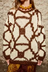 Sweater de lana tejido a mano con diseño geométrico en color crema y marrón.