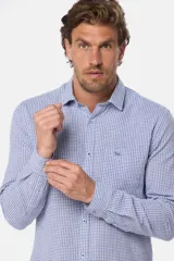 Camisa de manga larga a cuadros, confeccionada en lino y algodón, modelo slim fit.