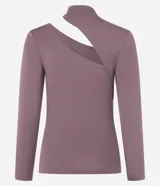Blusa color lila de microfibra con cuello alto, manga larga y recorte en el hombro.