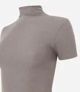Remera marrón de ribana con cuello alto y mangas cortas.