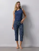 Pantalón capri de gabardina elastizada estampada, marca Zac & Rachel. Con pretina ancha elastizada.