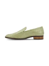 Zapato mocasín color verde claro con textura de piel de cocodrilo.