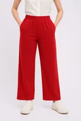 Pantalón deportivo rojo de corte recto con cintura elástica y bolsillos laterales.