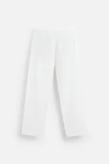 Pantalón azul marino de corte amplio, confeccionado en tejido de mezcla de algodón y lino. Cuenta con cintura elástica ajustable con cordón, bolsillos frontales y bolsillos traseros de vivo.