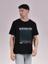 Remera negra de manga corta con estampado frontal que incluye la palabra 'MINIMALISM', líneas onduladas azules y texto en letra pequeña.