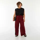 Camiseta negra de algodón con sisa ancha y cuello redondo.