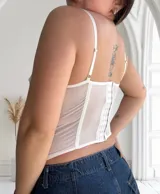 Corset blanco de encaje con tirantes finos y copas preformadas.