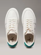 Zapatillas urbanas Calvin Klein Jeans color blanco con detalles en color celeste en el talón y logo CK en color beige en el lateral.