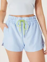 Short celeste con cintura elastizada y cordón ajustable verde flúor.