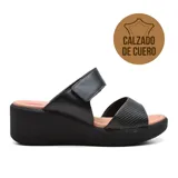 Sandalia de cuero color negro, con plataforma y taco corrido.