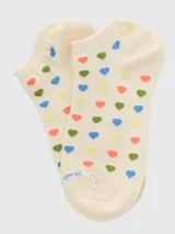 Calcetines cortos de punto color crema con puño festoneado y estampado de corazones pequeños en tonos pastel (verde, azul, amarillo, coral).