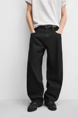 Pantalón de jean celeste con efecto lavado, corte amplio tipo baggy y cinco bolsillos.