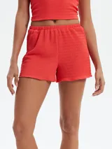 Short negro de tejido texturizado con cintura elástica.