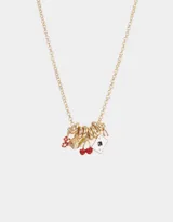 Collar corto dorado con cadena de eslabones y dijes colgantes: dados, cerezas, naipe y serpiente.