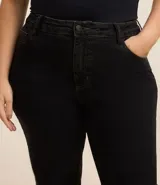 Pantalón de jean negro de corte recto, tiro medio, con elastano para mayor comodidad. Presenta terminación deshilachada en el ruedo.