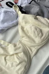 Soutien de algodón con aro, diseño básico y busto reforzado.