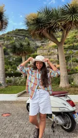 Camisa de algodón a cuadros multicolor con cuello camisero, mangas largas abullonadas y cierre frontal con botones. Diseño holgado y estilo divertido.