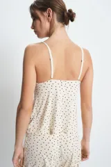 Conjunto de pijama con estampado animal print, compuesto por un top de tirantes con encaje negro en el escote y un short con elástico en la cintura.