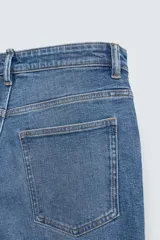 Pantalón de jean azul oscuro, corte skinny, largo cropped y efecto lavado.