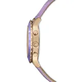 Reloj Swarovski Octea Lux Chrono con caja de acero color oro rosa, bisel facetado de cristal morado, esfera iridiscente color morado con tres subesferas y correa de piel morada.