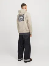 Buzo canguro beige de Jack & Jones con capucha y cordones ajustables. Estampado en la espalda con el logo de la marca y texto.