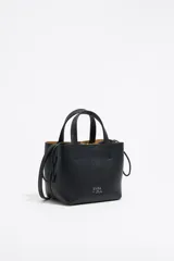 Bolso bandolera negro de cuero con textura granulada, doble asa corta y correa larga ajustable. Interior color camel con bolsa ajustable.