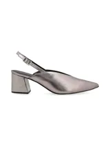Zapato stiletto negro charol con punta fina, taco bloque con estampado carey y tira trasera con hebilla.