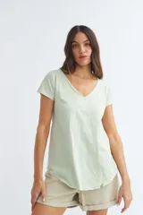 Remera verde agua con escote en V y mangas cortas.