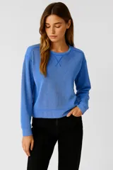 Sudadera azul de algodón con cuello redondo y mangas largas. Diseño acanalado vertical.