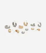 Set de seis pares de aros de metal con diferentes diseños: aros tipo argolla gruesa plateada, aros tipo argolla gruesa dorada, aros tipo argolla fina plateada, aros tipo argolla fina dorada, aros tipo botón plateados y aros tipo botón dorados.