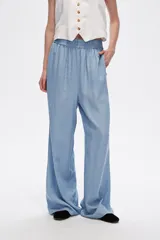 Pantalón celeste de lyocell, corte ancho, tiro alto y bolsillos laterales.