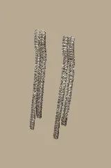 Aros largos dorados con strass, con cierre de tuerca.