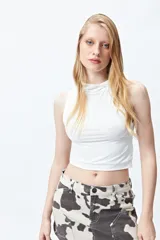 Top negro sin mangas con capucha, corte cropped y silueta ajustada al cuerpo.