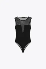 Body negro de cuello redondo y sin mangas, con parte superior de tul transparente y cierre inferior con broches a presión.