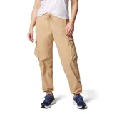 Pantalón cargo color beige de tejido ligero y elástico con acabado deperlante al agua y resistente a las manchas. Cuenta con cintura elástica ajustable con cordón, bolsillos laterales, bolsillos de malla y bolsillos cargo con cremallera.
