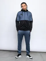 Campera Umbro con capucha, de french terry con cortes y cambio de color en azul y negro. Cierre frontal completo y logo estampado en el pecho.