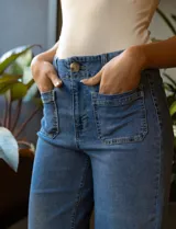 Jean wide leg de tiro alto, color azul, con pretina con pasadores, botón y cierre. Presenta bolsillos delanteros y traseros.