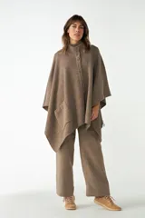 Capa marrón de tejido de punto 100% lana fina sin teñir, con botones y bolsillos en la delantera. Diseño exclusivo de Don Baez, hecha en Uruguay.