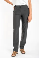 Pantalón de vestir gris oscuro, de corte recto y tiro medio. Presenta dos botones en la cintura y bolsillos laterales. Confeccionado en poliéster.