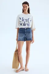 Short de denim de algodón levemente elástico con bolsillos parche delanteros y traseros. Modelo de tiro alto con cierre y botón.