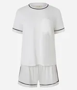 Conjunto de pijama de viscosa color blanco, compuesto por una remera de manga corta con bolsillo y un short con cintura elástica y bies negro en los bordes.