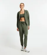 Pantalón jogger deportivo color verde militar, con cintura elástica ajustable con cordón, bolsillos laterales y puños elásticos.
