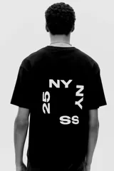 Remera negra de corte holgado con estampado blanco en el frente que incluye las letras "NY" y el número "25".