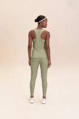 Calza larga color marrón con estampado de la palabra "LIVE!" en diferentes orientaciones.